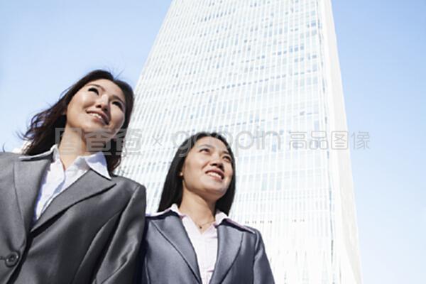 两名女商人站在北京的中国世界贸易中心前